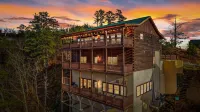 Cliffside Cabin w/ epic 180° Views, Indoor Pool, Hot tub, Game Room, and More! Honeysuckle Rose Boutique附近的飯店