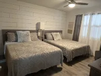 Luxury condo, DISCOUNTED RATES…steps to Lake, sleeps 10, near Yacht Club!