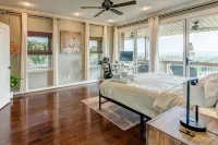 Modern Farmhouse w/ Hill Country Views, EV, Wineries, Large Patio Hotel a Dripping Springs