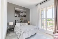 Star's House Seville. 10 minutes from Seville. Private pool فنادق في 