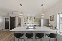 NEW!!! Modern cottage and perfect location!