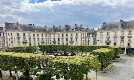Une Adresse Chic et Spacieuse en Plein Centre de Tours