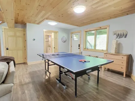 The Pines on Maples~ Hot Tub ~ Fire Pit & Indoor Fireplace - Game Room