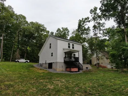 Ocoee Getaway￼ house with hot tub and fire pit