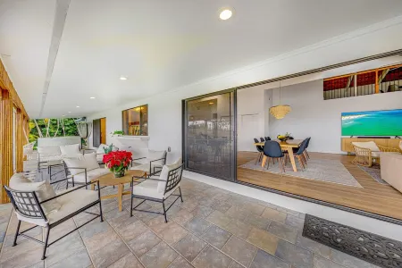 Entire Gated Estate w/ Lap Pool Ocean View AC in DT Kona Отели рядом с достопримечательностью «Маниниауоли Бич»