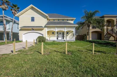 Pool, Hot Tub, Walk to beach 3 bedroom/ 3 bathroom Plenty of Space!