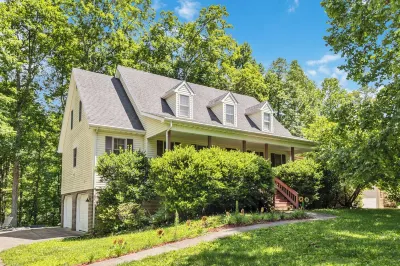 Welcome to Gallery on the South Fork – A Lake Lover’s Dream
