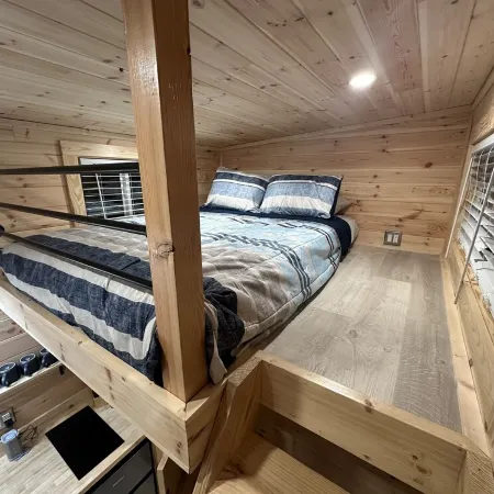 Lake Life Tiny House located on top of the water - Pool - 3 Kayaks - Beautiful!