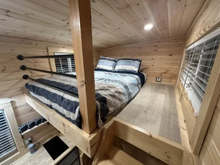 Lake Life Tiny House located on top of the water - Pool - 3 Kayaks - Beautiful!