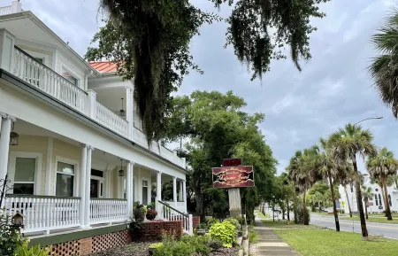 In the Heart of Apalachicola~Walk Everywhere!~Pet Friendly Studio Apartment Отели рядом с достопримечательностью «Парк Сифуд Ландинг»