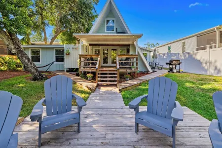 Weeki Wachee Waterfront-A Frame Stream Dream Cabin Отели рядом с достопримечательностью «Уики Уэши Спринг»