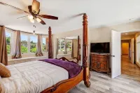 Private Vineyard Estate w/ Guest House & Hot Tub