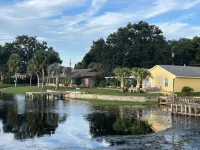 4 bedroom Retreat Sleeps 11 with Dock on Lake Weir near The Villages & Orlando