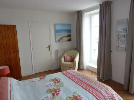 Exceptional View of the Marina and Ville Close, Center Ville, T Отели в г. Конкарно