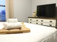 Gorgeous Two Bedroom Modern Farmhouse Cottage Hotels in Electra