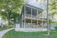 Relaxing Retreat with Beautiful View. Private Swim Dock, Kayaks, Grill, Firepit.