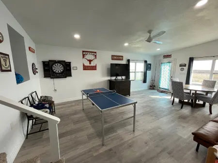 Pelican Place--lit dock, crab cages, W/D, 5 TVs, gameroom, fully stocked kitchen