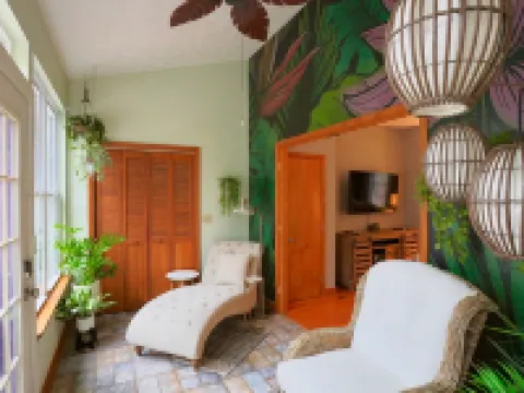 THE LOVERLY - Your Romantic Love Nest - hot tub, 3 fireplaces, 2 bath,  gazebo Hotels in Edneyville