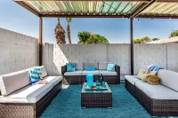 Resort Style Backyard- Heated Pool, Putting Green, Outdoor TV and Pool Table. Hotels in Peoria