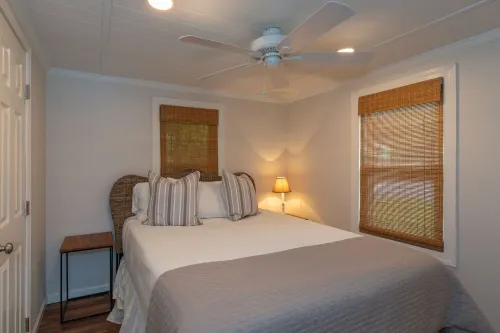 The Cabin On Dogwood - A cozy 1950's Cabin on Lake Jordan, Alabama - Chalets
