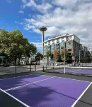 Lovely 2 Bed/Bath Penthouse w/ Space Needle View