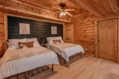 *New* A-frame Cabin w/ Hot Tub & Game Room - 7 min from Dollywood! Hotel in zona Tanger Outlets Sevierville