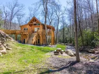 LOG HOME - NEXT TO CREEK / FIREPLACE / HOT TUB / HIKING TRAILS / PET FRIENDLY Hotels in Broad River