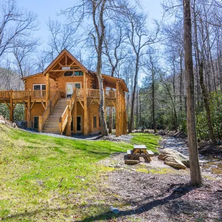 LOG HOME - NEXT TO CREEK / FIREPLACE / HOT TUB / HIKING TRAILS / PET FRIENDLY