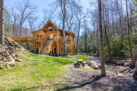 LOG HOME - NEXT TO CREEK / FIREPLACE / HOT TUB / HIKING TRAILS / PET FRIENDLY