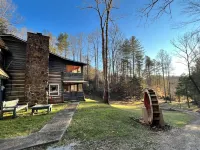 Charming & Historical 3-bedroom cabin in marvelous Franklin with AC, fast WiFi Hotels near Trailhead for Yellow Mountain Trail