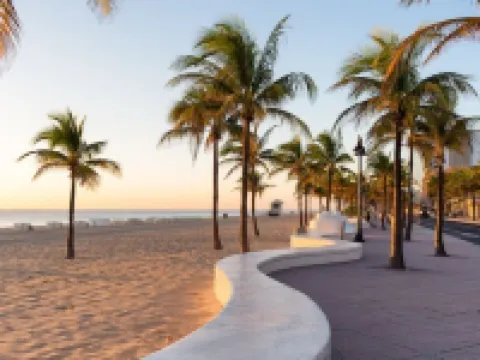 Waterfront, 7s Hot Tub, 5 Min to Sawgrass Mall - Biggest Outlet Mall in US Hotels in Sunrise