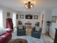 Newly remodeled townhouse with easy access to quaint, downtown Salado. Hotels in Salado