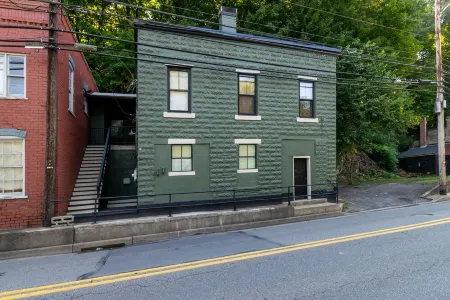 Downtown Bellefonte Modern Loft- 9 miles to PSU