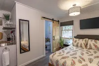 HEY, GET A ROOM! Couples Getaway : Bikes, beach chairs, umbrella :Central locale