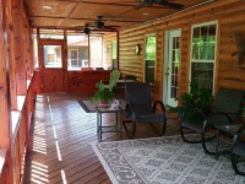 Beautiful cabin style home backing up on the White River! Hotels in Izard County