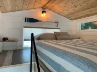 The River's Edge - Tiny Home 3 Hotels in Bellevue