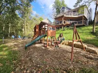 Charming 4-bedroom house w/Hot tub/Arcade games/WiFi/firepit and more