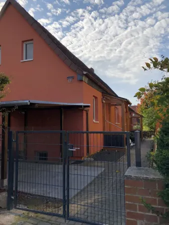 Cozy vacation home with terrace and garden Отели рядом с достопримечательностью «Берлинер Плац»