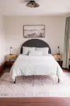 The 1905 - Spacious Downtown Farmhouse - 4bd/2ba