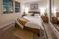 Pine Tree Hideaway with flat property/parking