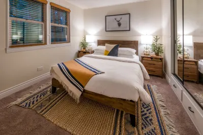 Pine Tree Hideaway with flat property/parking Hotel dekat Lake Gregory Regional Park