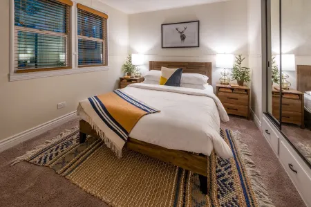 Pine Tree Hideaway with flat property/parking