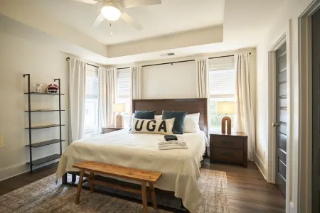 Athens Luxury - King Master ~ 3Bdrm Home ~ 1 mile to Downtown ~ Minutes to UGA Отели в г. Атенс