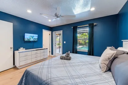 Serene Pool Oasis w/ put put golf in central location