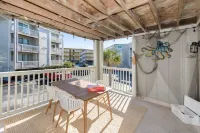 Beach Bungalow 1 block to the beach! Pool