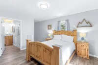 Relaxing, family friendly lodge by the lake.