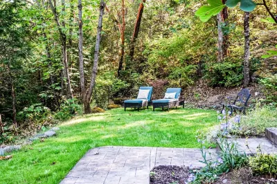 Beautiful Guest Suite with Private Deck Overlooking Forest and Waterfall Hotels near Fish Lake