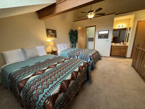 Western Themed Cabin Condo Close to Branson Fun, Area Lakes, and Pet Friendly