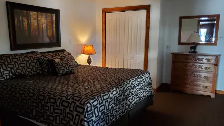 Pristine  views in peaceful bay on 5 Lake Chain.  pontoon rental available Отели в г. Шугар Кэмп