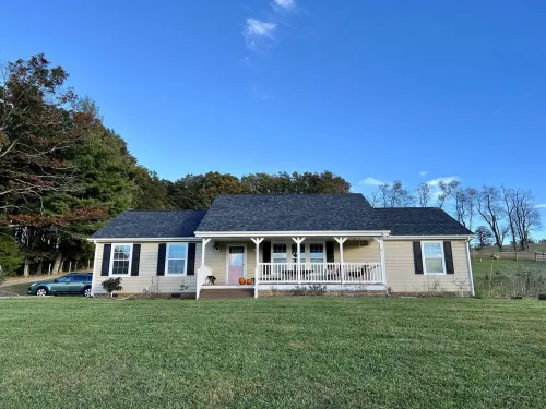 NetZero 3 Bedroom Farmhouse on Blue Ridge Parkway Hotels in Floyd County